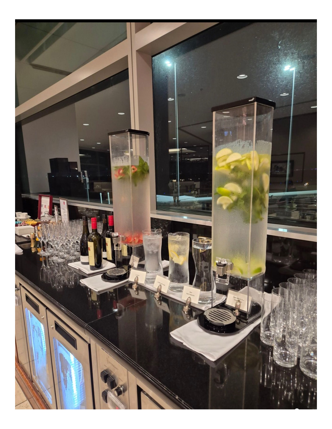 Dispensador de Bebidas Rosseto con Base Negra y Bandeja